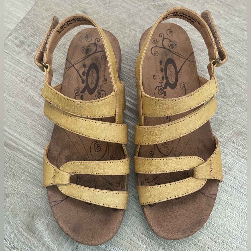 Denver Hays Beige Leather Sandals Sz 6